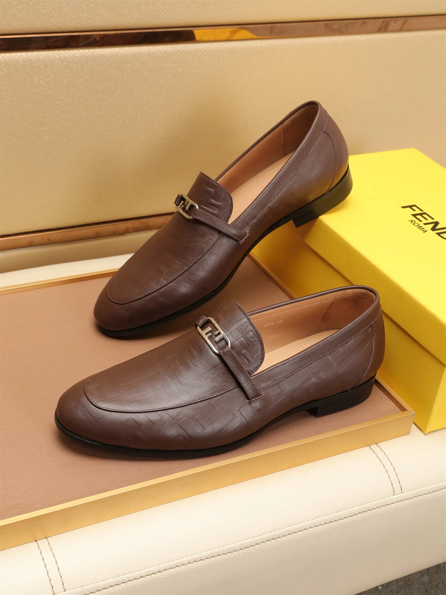 Men's shoes💰460 🕷🕷【FENDI】The latest men's formal leather shoes🇨🇳Classic series not to be missed💯The first layer is made of imported first-layer cowhide☘Original quality, the leather is smooth and delicate🎋Awesome version, perfect streamlined outline🍇Cowhide lining, size 38-44 (customized at 45.46)...